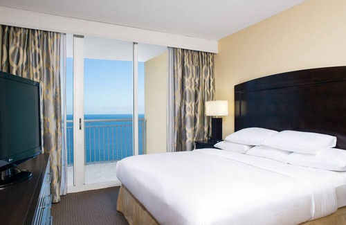 Sunny Isles Beach Condo | 2 Bedroom 2 Bath Oceanfront Condominium on Sunny Isles Beach with Beachside Pool