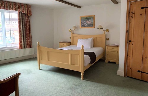 Shepperton House | 3 bedroomed property ideally located close to London and top tourist attractions
