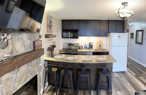 Snowshoe Condo | ML 104 – Delightful Ski-In/Out 2BR, Slope View, Deck, A/C