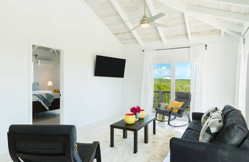 Long Bay Hills House | Villa DelEvan 4F - 12 min. walk from the pristine Long Bay Beach,