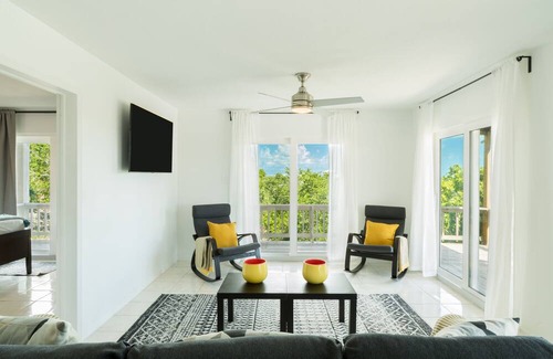 Long Bay Hills House | Villa DelEvan 4F - 12 min. walk from the pristine Long Bay Beach,