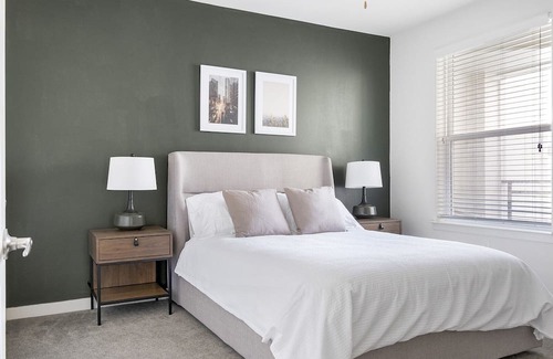 Covington Apartment | Modern Apartment in Prime Location (ID9172X20)