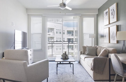 Covington Apartment | Modern Apartment in Prime Location (ID9172X20)