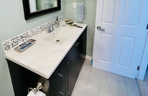 South Oak Bay House | Location! Location! Bright, modern and clean garden suite
