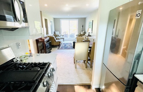 South Oak Bay House | Location! Location! Bright, modern and clean garden suite