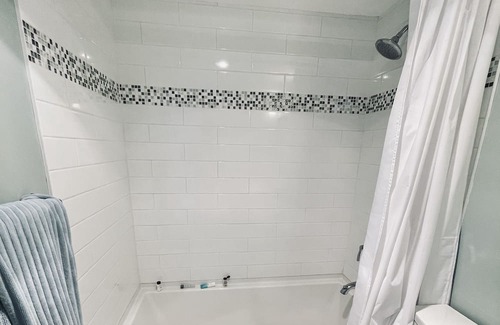 South Oak Bay House | Location! Location! Bright, modern and clean garden suite
