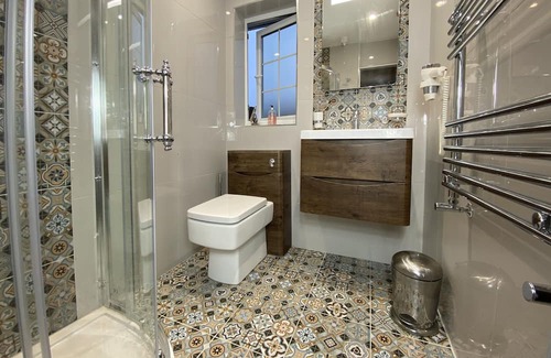 Playhatch House | NEW Stylish Modern Home - >10 min from Reading Centre & Lakeside