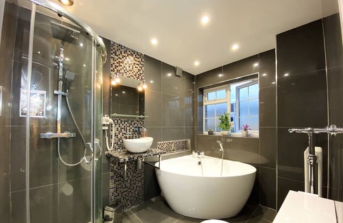 Playhatch House | NEW Stylish Modern Home - >10 min from Reading Centre & Lakeside