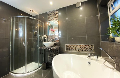 Playhatch House | NEW Stylish Modern Home - >10 min from Reading Centre & Lakeside