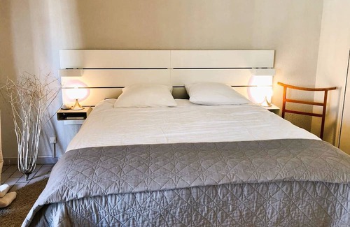Toulon - Hyeres Apartment | Apartment for 4 people facing the port - Hyères Port