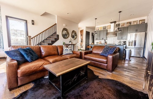 Edgehill House | BROADWAY GETAWAY - HEART OF GULCH - MINS TO BROADWAY