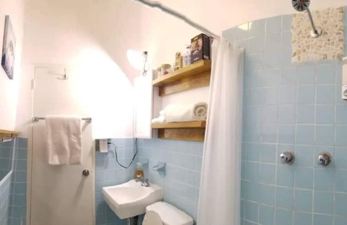 Nazareth Apartment | Turtle Cove 1 King Bed with Pool. Walk to Red Hook