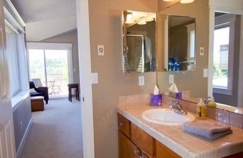 North Queen Anne House | Elegant, airy and bright with vivid views over ship canal, Fremont and beyond.