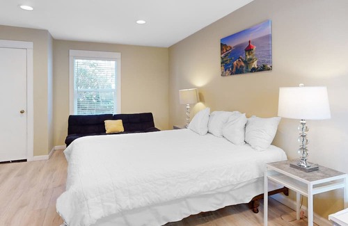 Lincoln City Apartment | Lovely Studio with Great View & Nearby Beach Access - Dogs Welcome
