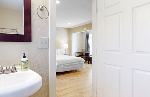 Lincoln City Apartment | Lovely Studio with Great View & Nearby Beach Access - Dogs Welcome