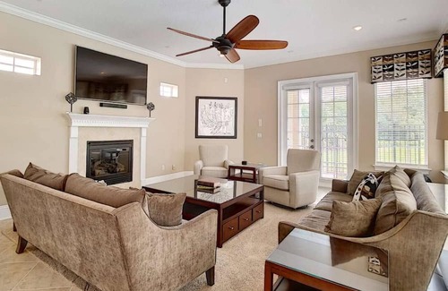 Reunion House | Classical House with Loft Pool Table at Reunion