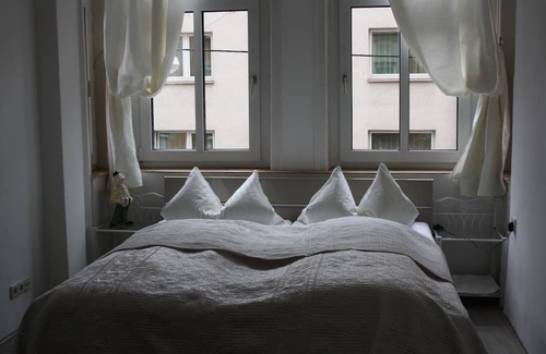 Lehen Apartment | Summer offer!charming Jugendstielappartment, Stuttgart City on Marienplatz