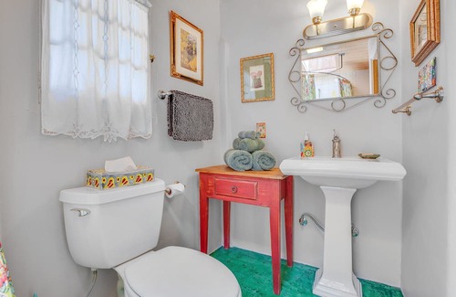 Taos House | La Posada de Taos Casita, 2 block stroll to Plaza, Wifi, private patio and quiet