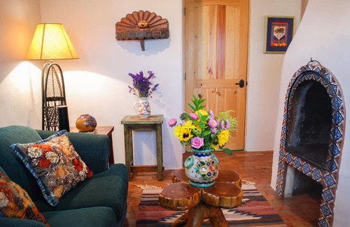 Taos House | La Posada de Taos Casita, 2 block stroll to Plaza, Wifi, private patio and quiet