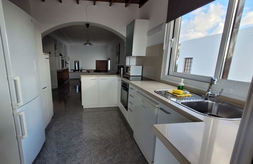 Puerto del Carmen House | Apartment located in prime location with sea views and just 150 meters from the beach