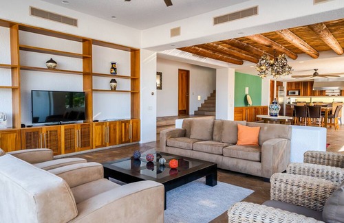 Pedregal House | Contemporary, clean, spacious ocean view villa, huge pool, 2 blocks from Marina