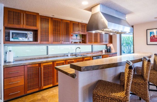 Pedregal House | Contemporary, clean, spacious ocean view villa, huge pool, 2 blocks from Marina