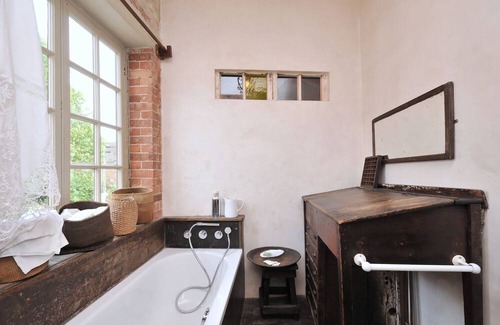 Billingsgate Apartment | double aspect south facing and sunny loft Borough market SE1- a private escape