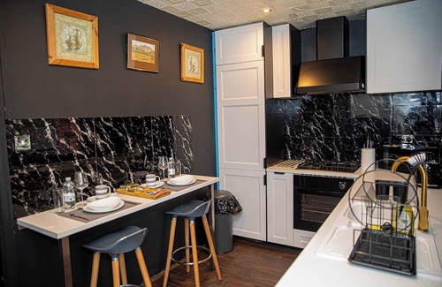 Droylsden House | Home in Manchester Near Etihad Stadium - Parking