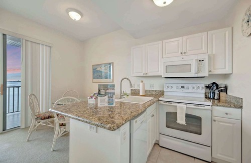St. Petersburg - Clearwater Apartment | Bayview Sunsets Gym HOT TUB Pool BBQ RUM Bar