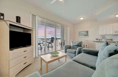 St. Petersburg - Clearwater Apartment | Bayview Sunsets Gym HOT TUB Pool BBQ RUM Bar