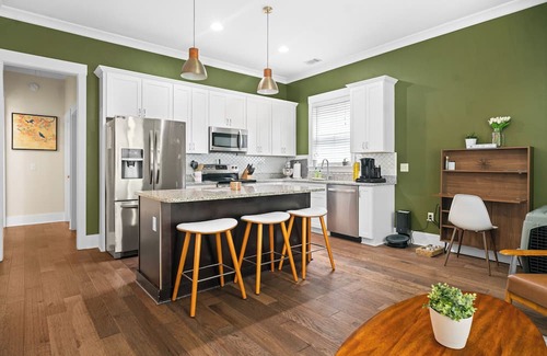 Dixon Park House | The Peach House- Near Downtown