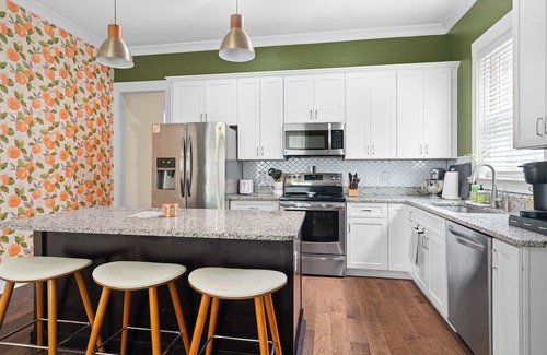 Dixon Park House | The Peach House- Near Downtown