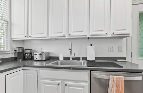 Beach Institute House | Quiet Historic Corner Home Near Downtown