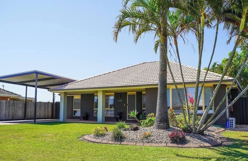 Urraween House | Stays With Ripley 3 Minutes Drive to Hospital and Beach Pet Friendly