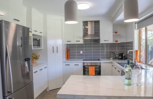 Urraween House | Stays With Ripley 3 Minutes Drive to Hospital and Beach Pet Friendly