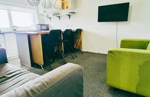 Bramcote Apartment | Comfy 3BR Flat on Quiet Street