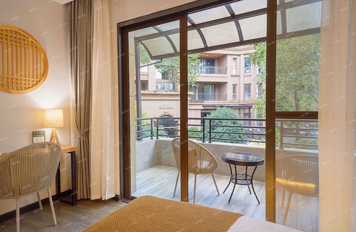 Emeishan House | Room-heinemann Hotel Courtyard or Terrac