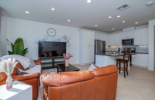 Ontario Apartment | Luxurious Cozy Ontario Home Ideal Family Retreat