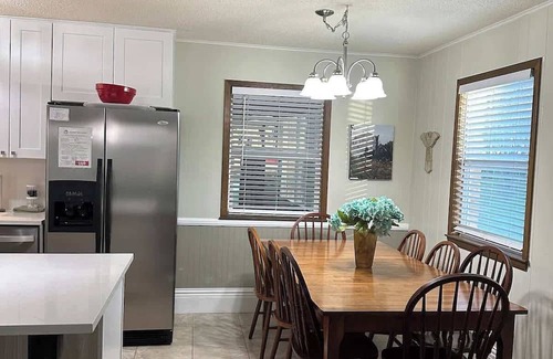 Kingsland House | Lazy Cove Waterfront Getaway on Lake Lbj!