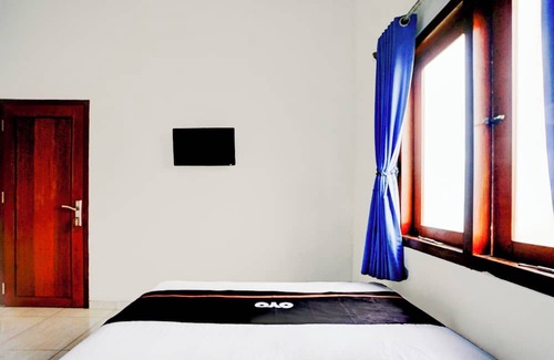 Blitar Hotel | OYO 94818 Sabina House Syariah