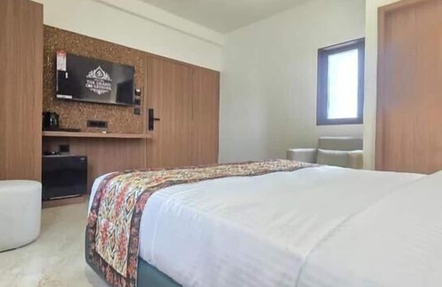 Dwarka Hotel | Hotel The Grand Om Krishna