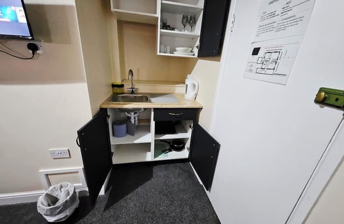 Portsmouth Apartment | Ground-Floor Queen Bed Studio Apartment with Free Parking