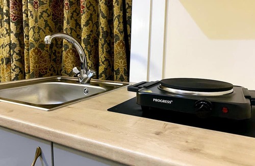 Portsmouth Apartment | Ground-Floor Super King or Twin Studio Apartment with Free Private Parking