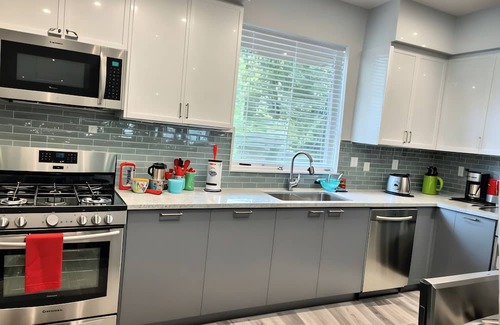 Hollywood Apartment | Prime Hollywood 2BR Urban Stay – Complimentary AC & Parking