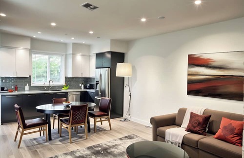Hollywood Apartment | Prime Hollywood 2BR Urban Stay – Complimentary AC & Parking