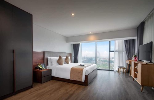Tay Ho Hotel | Grand PentStudio West Leak Luxury
