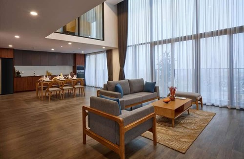 Tay Ho Hotel | Grand PentStudio West Leak Luxury