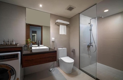 Tay Ho Hotel | Grand PentStudio West Leak Luxury