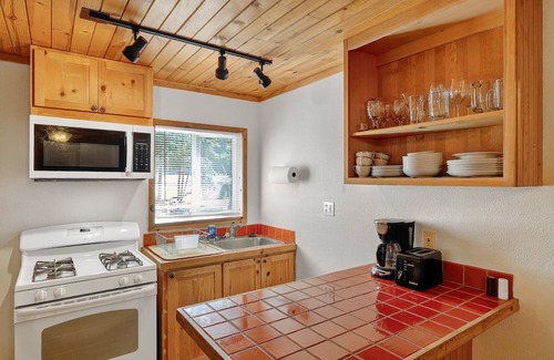 Cobb Apartment | Rouge Cobb Mountain Hotel - Cabin 5