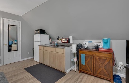 Cross-County House | White Oak Studio At Patterson Place 1 Bedroom Home by Quantum Suites